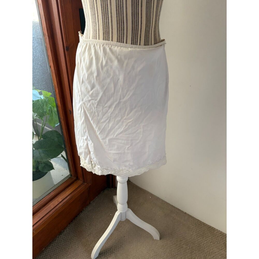 Vintage White Lace Trim Cottagecore Romantic Classy Retro Pin Up Mod Slip M